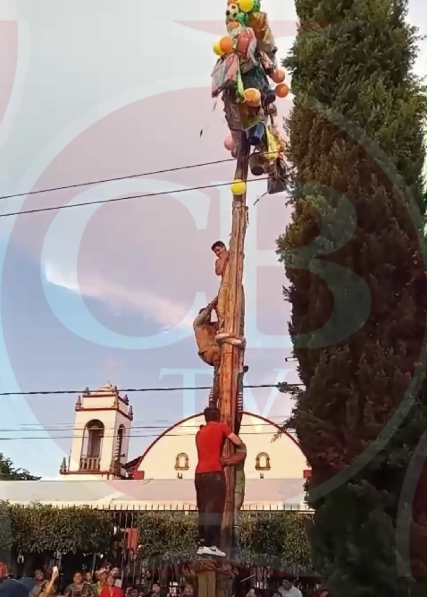 Dos jóvenes sufrieron graves lesiones al caer de una altura aproximada de siete metros 