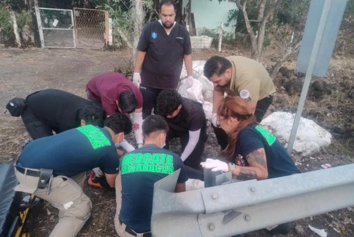 Dos jóvenes y un bebé de 2 años heridos tras accidente de moto en Tangamandapio; el menor presenta amputación de brazo