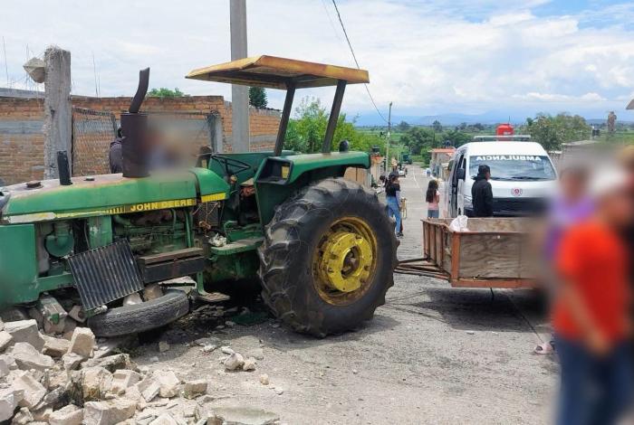 Dos lesionados cuando tractor agrícola se quedó sin frenos, en Álvaro Obregón