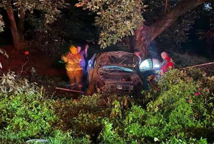 Dos lesionados deja volcadura sobre la carretera Uruapan-San Juan Nuevo