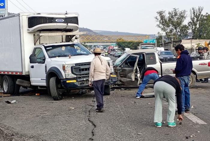 Dos lesionados por choque entre camionetas en Tarímbaro