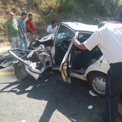  Dos lesionados tras brutal choque de taxi y camioneta, en la libre Uruapan-Lombardía