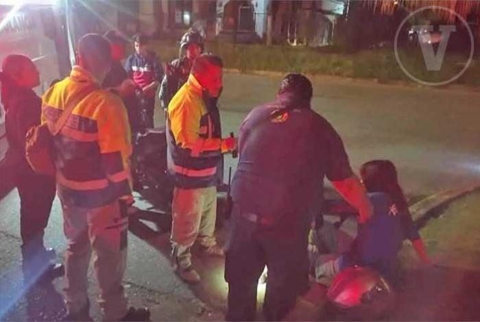 Dos motociclistas resultan heridos tras derrapar en Uruapan
