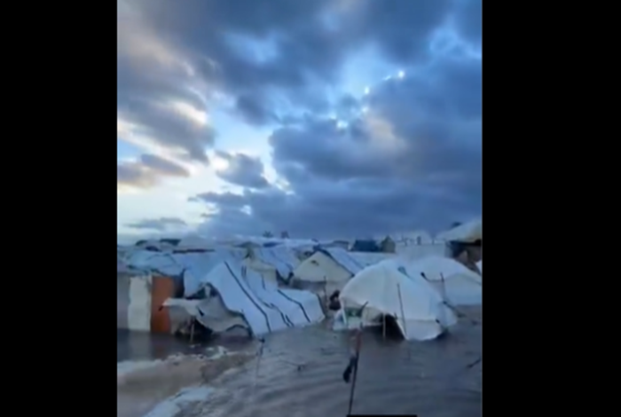 Dos muertos por las lluvias en Gaza, que inundan decenas de tiendas de desplazados