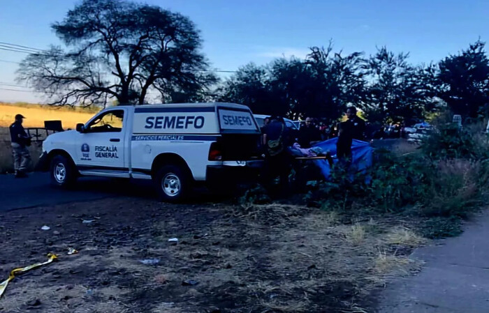  Dos muertos tras aparatoso choque de moto y camioneta en Pajacuarán