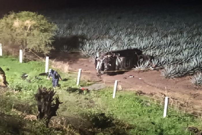 Dos muertos y dos mujeres heridas deja volcadura en la Autopista de Occidente