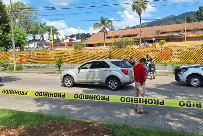 Dos mujeres muertas y una niña herida, tras agresión armada frente a la Central Camionera de Uruapan