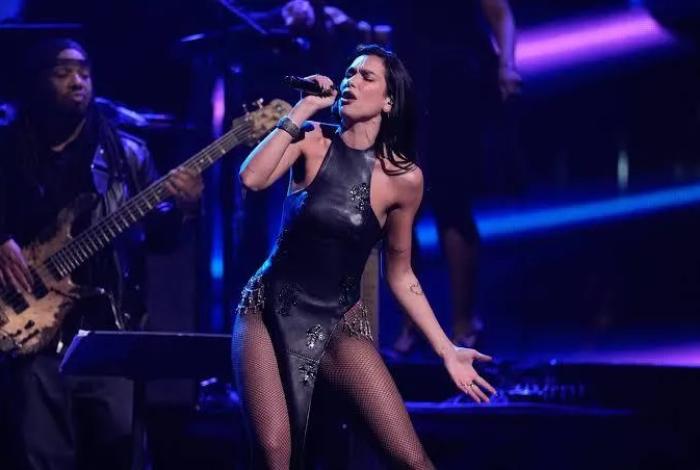 Dua Lipa emociona a México con “Bésame Mucho” ante 65 mil personas