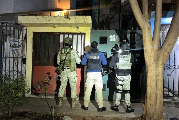 Durante dos cateos en Morelia, FGE asegura 599 dosis de drogas