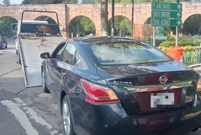 Ebrio y su pareja, agreden y amedrentan a policías de Morelia por infraccionarlos