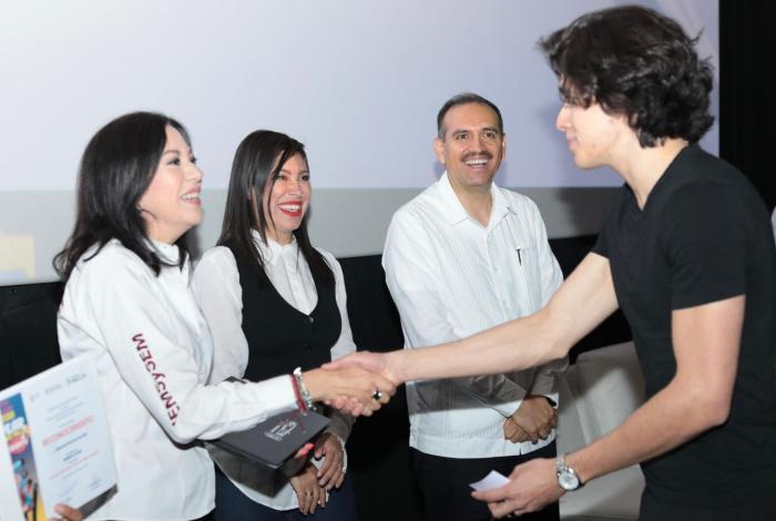 Eduardo Barrera, ganador del concurso ‘Creación Cineminuto Vapear te Dejará sin Aliento’