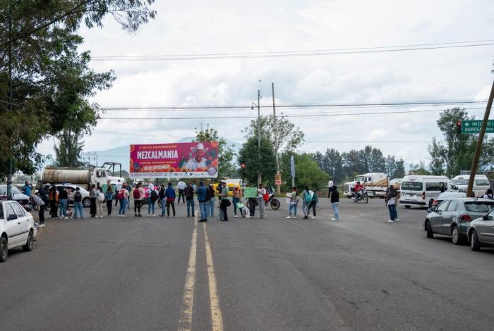 Egresados de la ENEF bloquean Siervo y Periférico; exigen plazas docentes