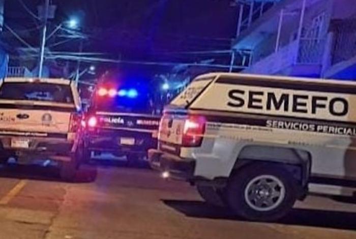 Ej3cut4n a un hombre cerca de campo de béisbol en Uruapan