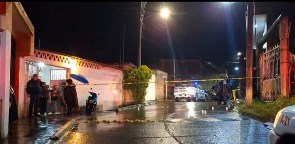 Ejecutan a mujer en taquería de Uruapan