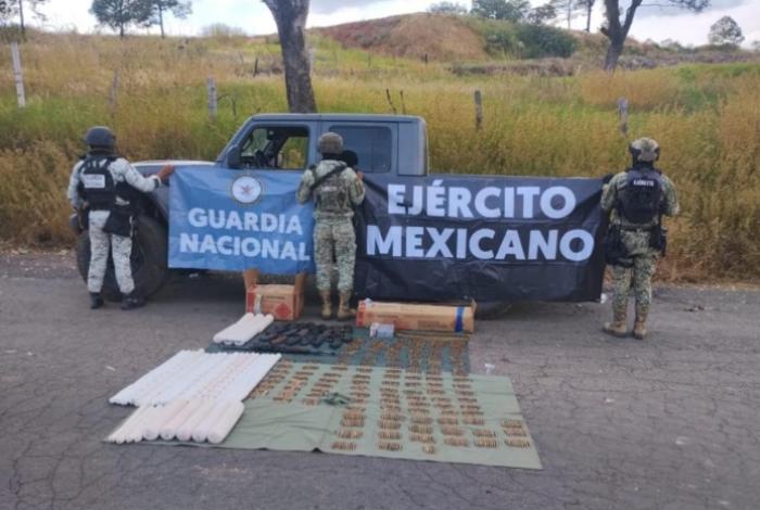 Ejército Mexicano y Guardia Nacional aseguran armamento y explosivos en Cotija