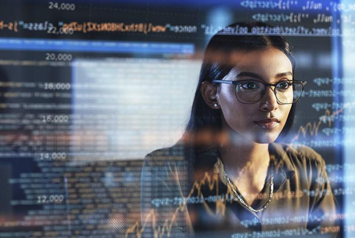 El 20 % de interacciones en redes con mujeres en roles públicos en 8 países es violenta