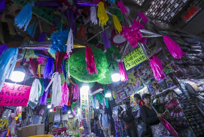 El alza de precios golpea al centenario arte de las piñatas navideñas en México