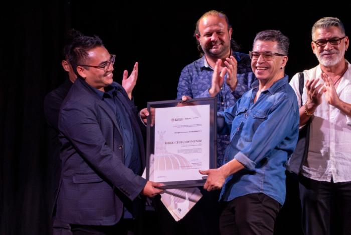 El artista michoacano Jorge Cerecero es reconocido por su trayectoria en el Festival Internacional Primate Escénico 2025