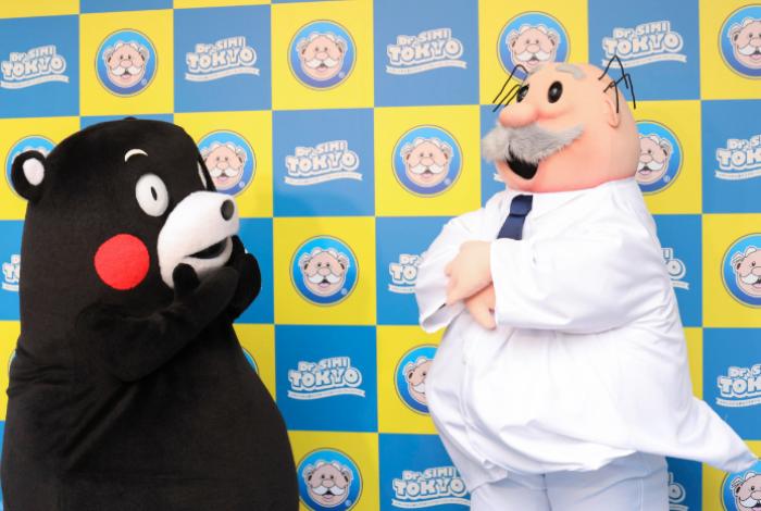 El Dr. Simi llega vestido de samurái a Tokio; estrena tienda interactiva