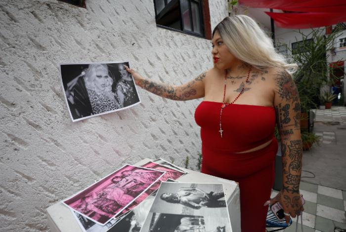 El "glitter radiactivo" de la mexicana Sandra Blow destella con arte queer en las salas del Museo de Arte Moderno de Nueva York