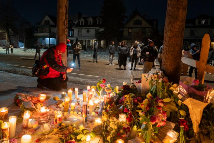 El Gobierno de Trump dice que la mujer abatida en Minnesota usó su vehículo como un "arma"