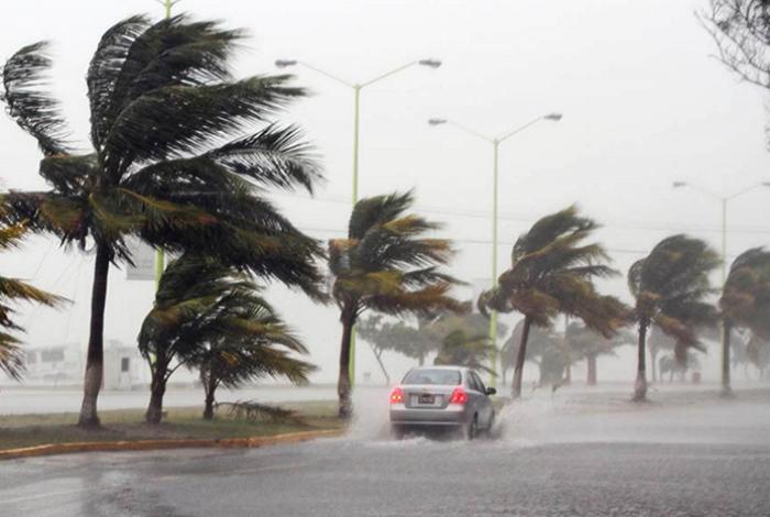 El huracán Gil ya es tormenta tropical y se aleja del Pacífico mexicano sin causar peligro
