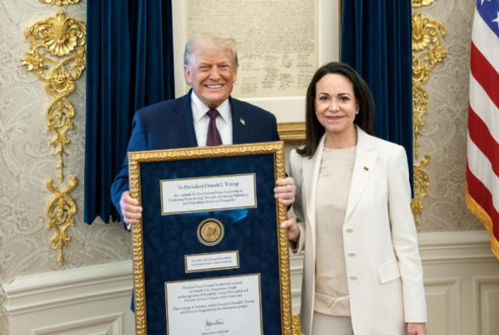 El Instituto Nobel recuerda que premio es intransferible tras entrega de medalla a Trump