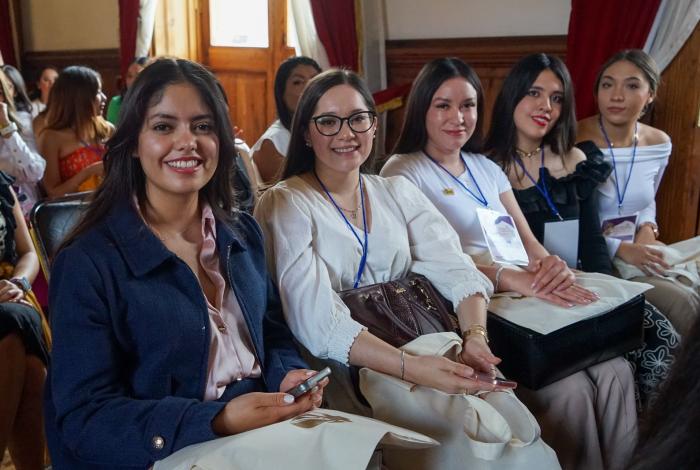 EL LIDERAZGO Y GOBERNANZA DE LAS MUJERES, SOLO UNIDAS Y JUNTAS
