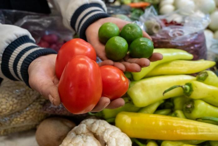 El limón y el jitomate encarecen en mercados locales