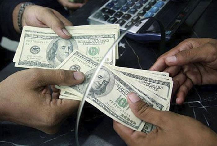 El peso mexicano se deprecia 2.61 % en abril: 17.47 por dólar