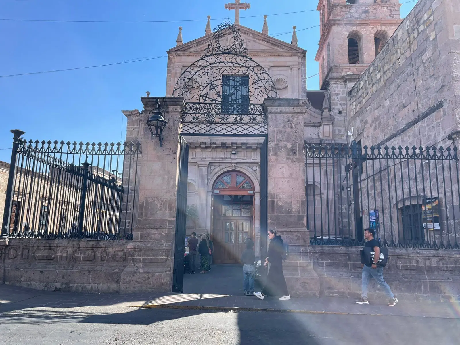 El Templo de la Cruz: Un Ícono Histórico y Religioso en el Corazón de Morelia
