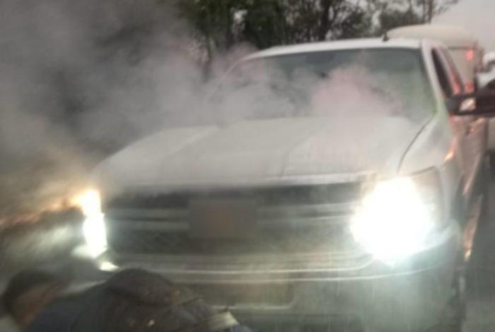 ELEMENTOS DE PROTECCIÓN FEDERAL AUXILIARON A UN CONDUCTOR QUE QUEDÓ ATRAPADO MIENTRAS SU VEHÍCULO SE INCENDIABA