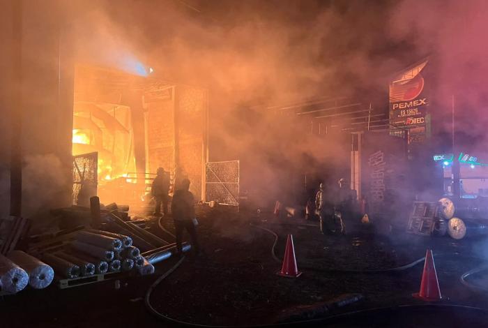 Emergencia en Chavinda, arde fábrica de plásticos