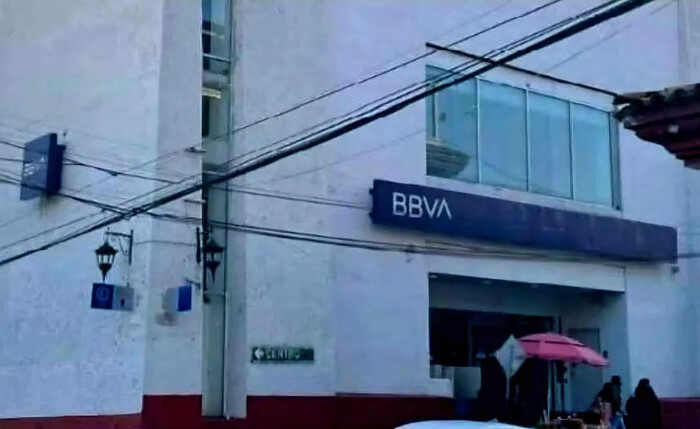  Empistolado asalta a cuentahabiente en un banco del Centro de Uruapan