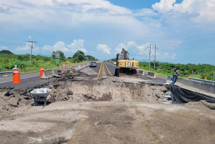 Empresa concesionaria atiende socavón en la carretera federal 120: SCOP