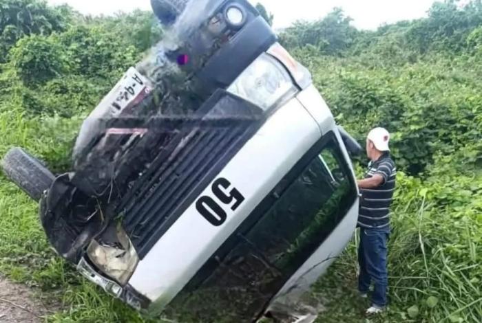En accidente automovilístico en Lázaro Cárdenas, ocho pasajeros resultaron con lesiones
