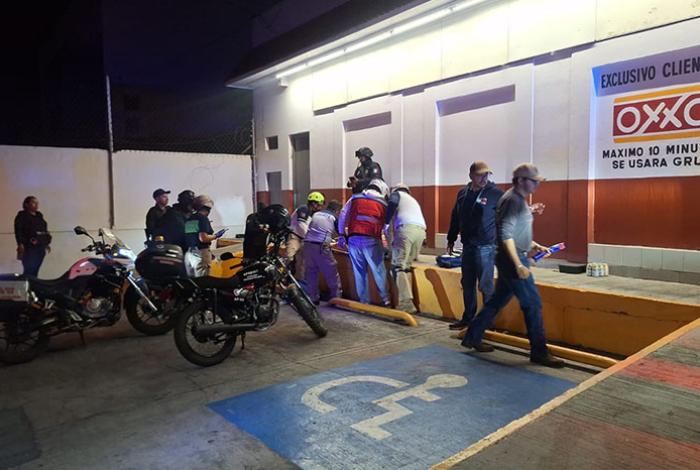 En aparente intento de asalto balean a un hombre al salir de un OXXO, en Uruapan