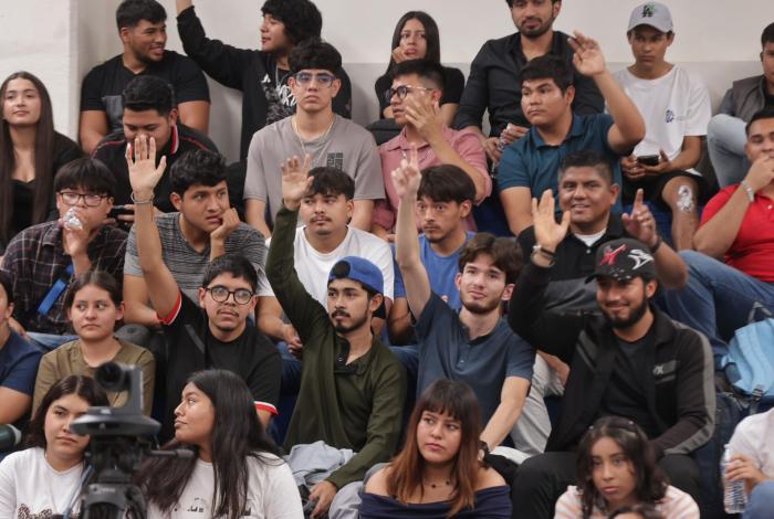 En Apatzingán, Bedolla invita a estudiantes a registrarse al Programa Data
