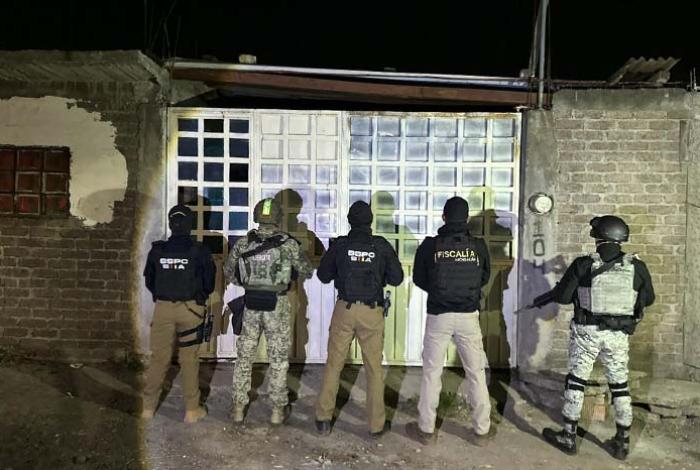 En cateos a 3 casas en Morelia, FGE asegura 2 mil dosis de metanfetamina y detiene a dos personas