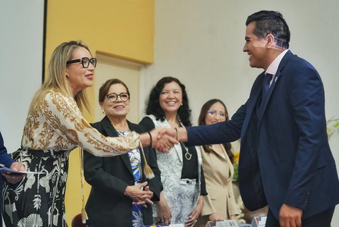 En donde está presente la Universidad Michacana, hay profesionalismo: Yarabí Ávila