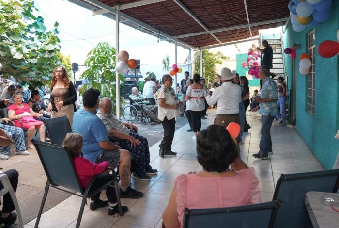 En el Día del Abuelo, hubo fiesta, baile y hasta coronación en el Cristo Abandonado