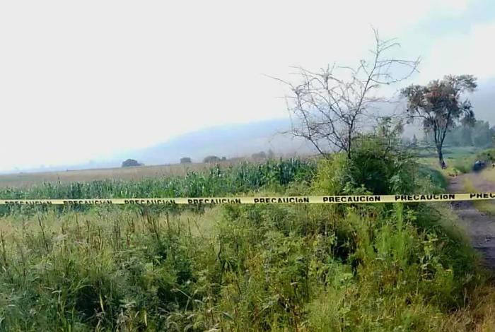 En Indaparapeo localizan cadáver de sujeto con mensaje en cartulina