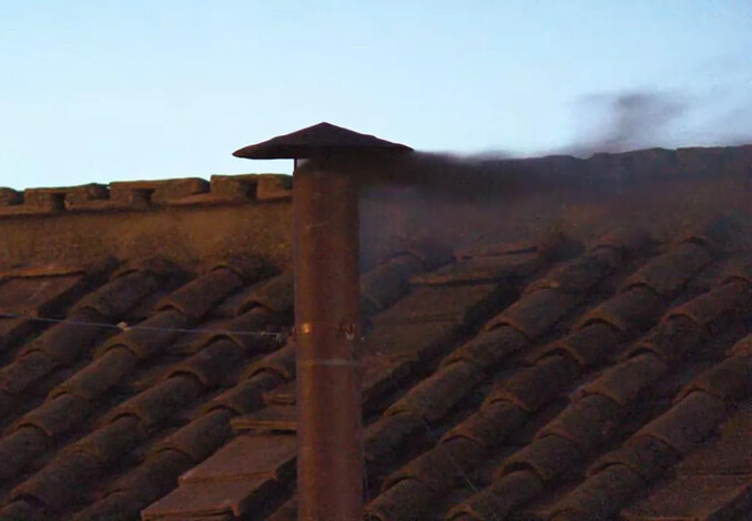 En jornada inédita, humo negro en el Vaticano