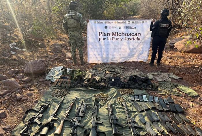 En La Huacana, fuerzas estatales y federales aseguran siete fusiles y equipo táctico