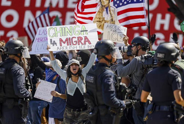 En medio de disturbios, entra en vigor la prohibición de entrada a EUA a gente de 12 países