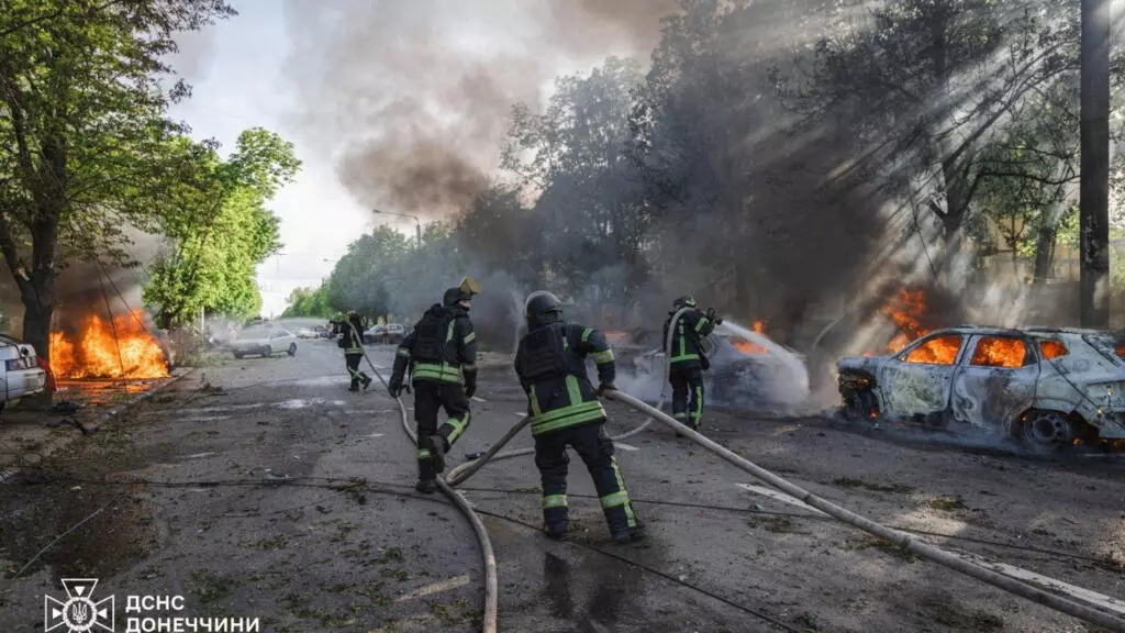 En medio del alto al fuego unilateral, Rusia ataca a Ucrania
