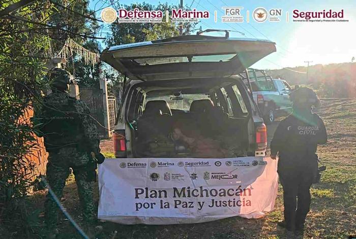 En Michoacán, autoridades federales y estatales aseguran 36 armas de fuego y detienen a tres personas