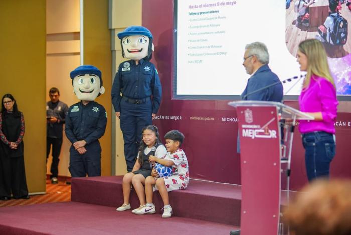 En Michoacán también rodará el balón del Mundial, entre policías y bomberos