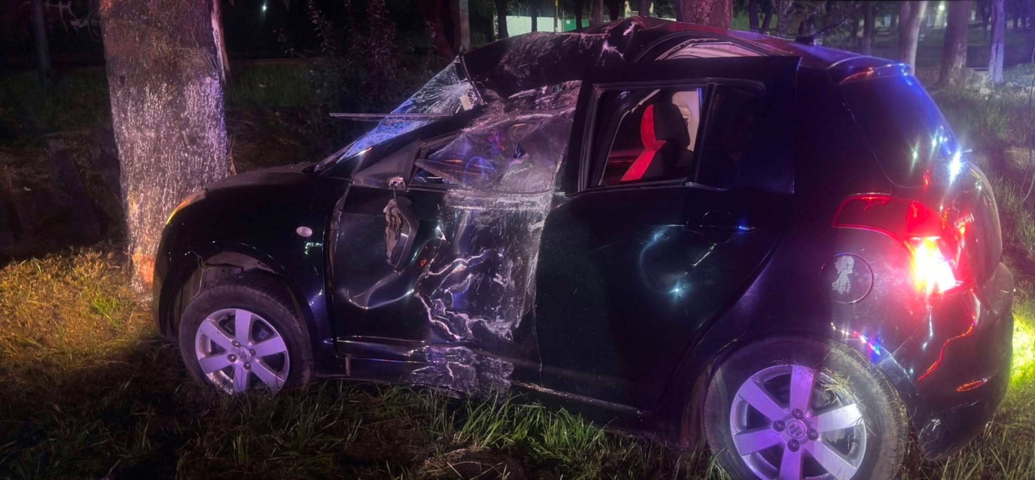 En Morelia, choque de auto contra árbol; una persona sin vida y dos heridas