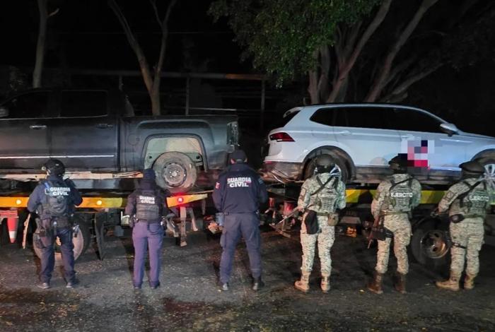 En operativo en Zitácuaro aseguran explosivos artesanales, armas de fuego y 10 vehículos